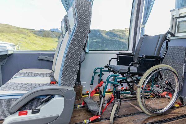 Autocar PMR Van Hool pour transport personnes à mobilité réduite - Guiraud Voyages Lourdes