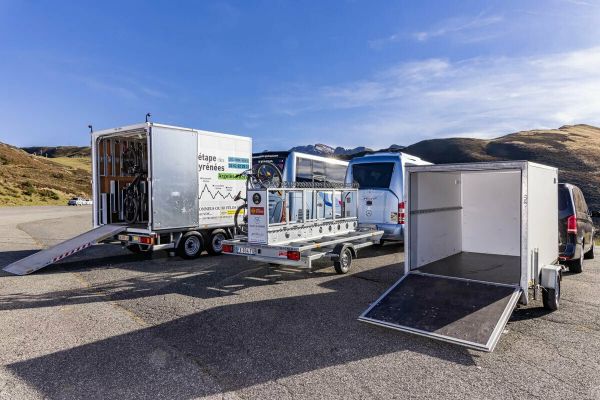 Transport de cyclistes avec remorque vélos dans les Pyrénées - Guiraud Voyages